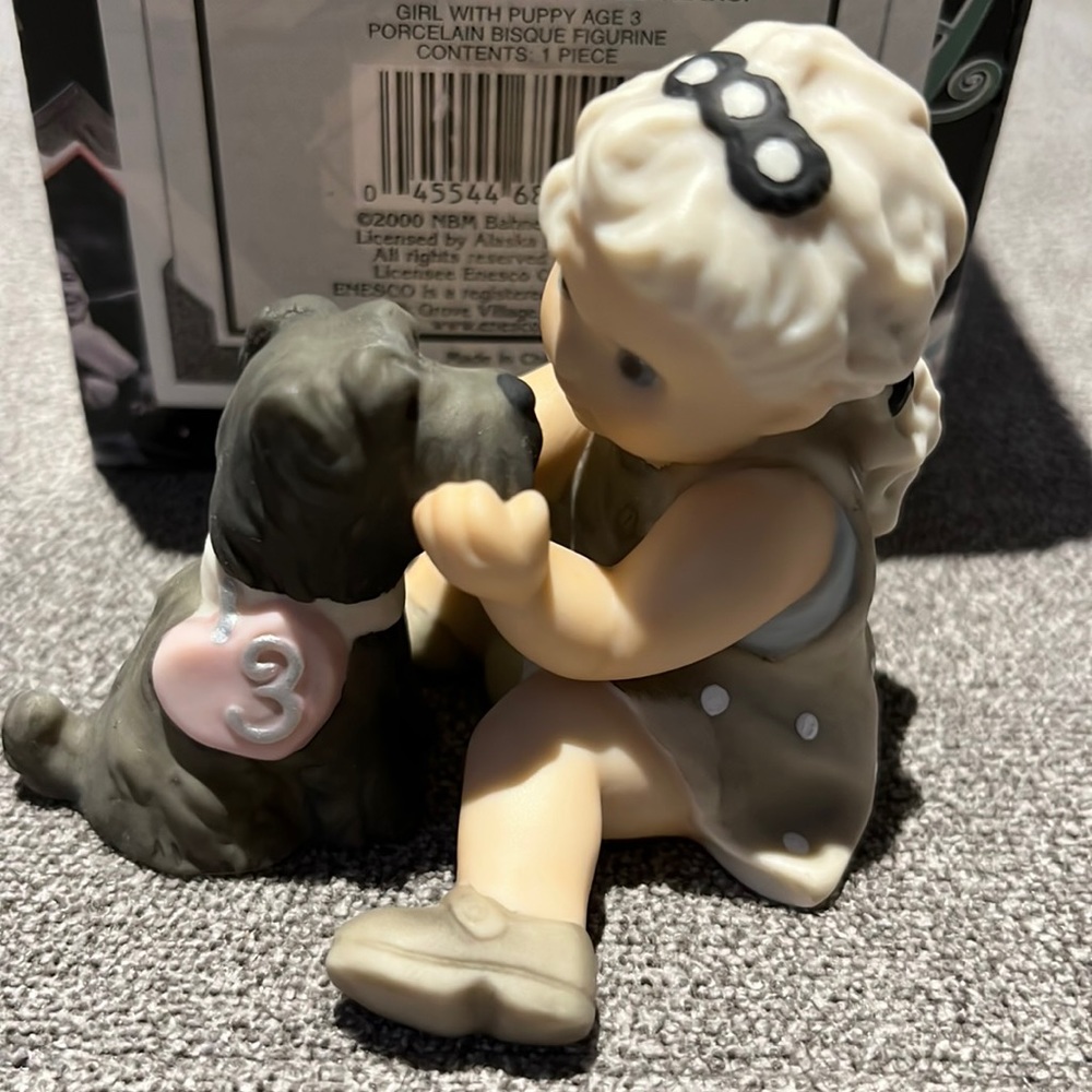 Figurine ( pretty as a picture)